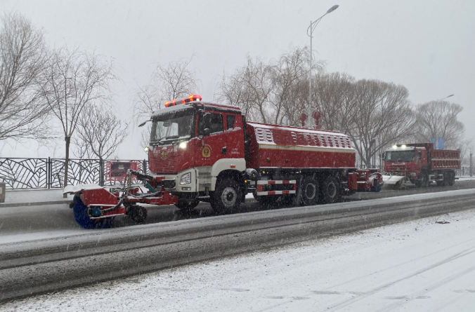 今年会环境除冰雪装备全力投入破冰作业，助力北京道路交通安全